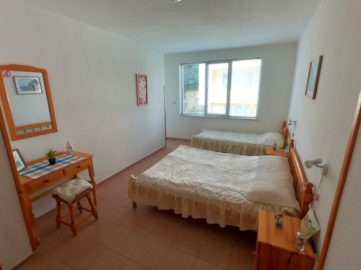 Apartment In St. Vlas With Terrace Sveti Vlas Buitenkant foto