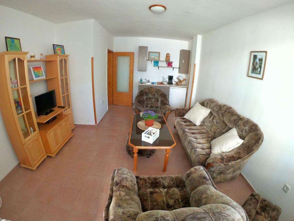 Apartment In St. Vlas With Terrace Sveti Vlas Buitenkant foto